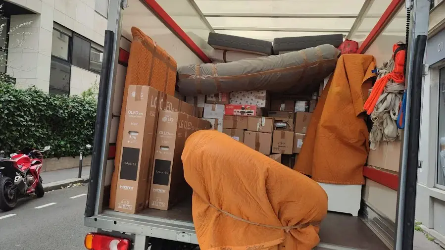 Camion FLASH LIVRAISON chargé de cartons et de mobilier protégé